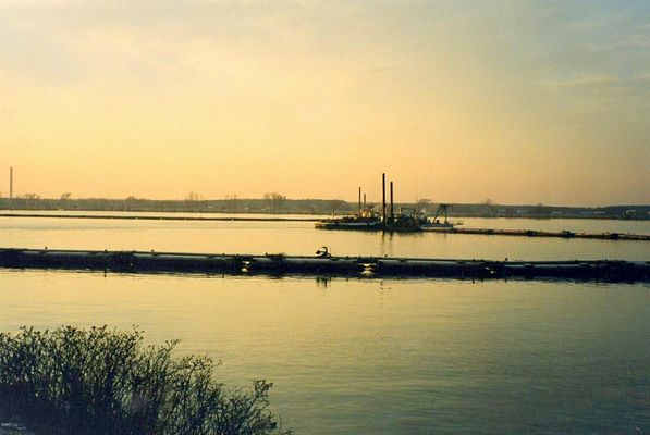 pogłębiarka ssąco-refulująca na Wiśle
XII 2003r. 
Słowa kluczowe: pogłębiarka ssąco-refulująca na Wiśle XII 2003r.