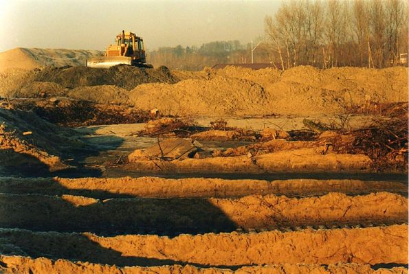 spycharka formuje wał przy Sobótce
grudzień 2003r.
Słowa kluczowe: spycharka formuje wał przy Sobótce  19.XII.2003r.