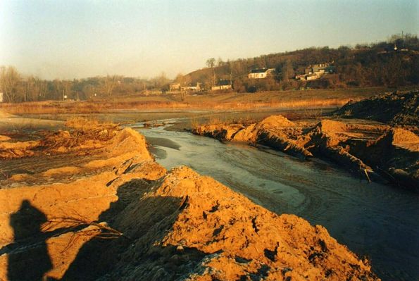 piasek z refulerów odłożony na brzegu Wisły przy Sobótce
XII 2003r.
Słowa kluczowe: piasek z refulerów odłożony na brzegu Wisły przy Sobótce XII 2003r.