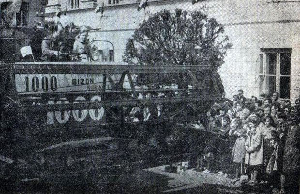 tysięczny Bizon na pochodzie 1-Majowym
1972r.
Słowa kluczowe: Bizon kombajn 1972r. pochód 1-majowy