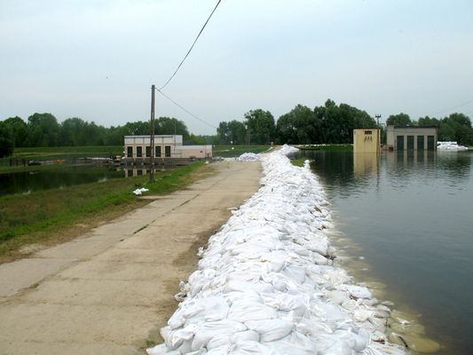 słynna przegroda przeciwpowodziowa w Dobrzykowie, która uratowała Radziwie 
w dali dwie pompownie przy wale wiślanym 
Słowa kluczowe: Dobrzyków powódź 2010r. pompownie 