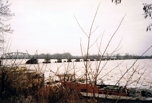 zator lodowy w Wyszogrodzie
zima 1998/1999r.
Słowa kluczowe: zator drewniany most Wyszogród