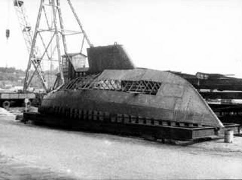 prawie gotowy kadłub jachtu morskiego s/y HOORN w Stoczni Rzecznej w Płocku, 1988r.
ciężarówką przewieziony do Warszawy, gdzie zapaleńcy dokończą jego wyposażenie, potem ciężarówką do Gdańska i wodowanie
