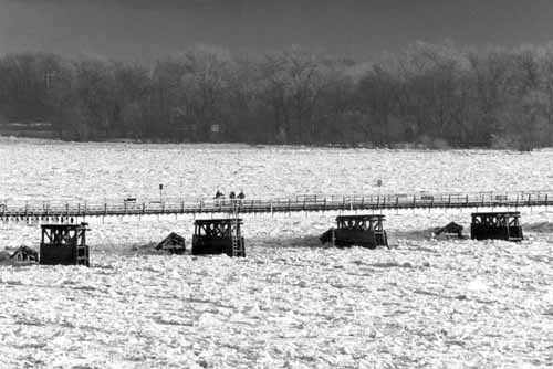 zator lodowy w Wyszogrodzie koniec lat 90-tych
most w Wyszogrodzie był symbolem walki socjalizmu z przeciwnościami przyrody, bardzo nagłaśniano to wówczas w polskich mass mediach
