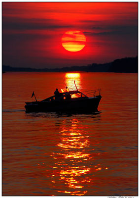 Rzeka Wisła
Taki motyw zachodzącego słońca - zdjęcie zrobione spod naszego starego mostu 
