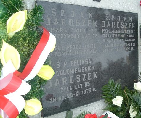 Tablica widniejąca na mogile rodziny Jaroszków
Grób państwa Jaroszków, w którym spoczywa ciało legendarnego kapitana "Proboszcza".

(cmentarz w Orszymowie)
Słowa kluczowe: Orszymowo, Jaroszek