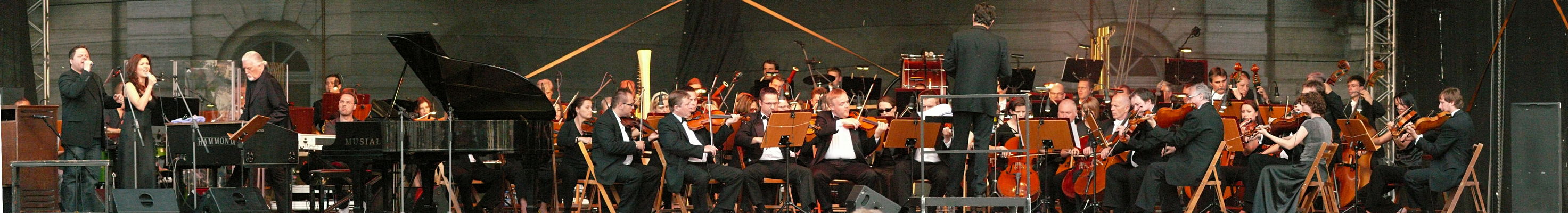 INAUGURACJA X LETNIEGO FESTIWALU MUZYCZNEGO "ROCKOWA NOC Z ORKIESTRĄ" 2008
Jon Lord - organy Hammonda - do roku 2002 członek grupy Deep Purple
Płocka Orkiestra Symfoniczna dyrygowana przez Mischę Damev'a
W programie kompozycje Jon'a Lord'a
Słowa kluczowe: Jon Lord Płocka Orkiestra Symfoniczna Misha Damaev Deep Purple