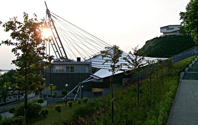 wieczorny klimacik amfiteatru
podretuszowane dwa fragmenty chodnika bo tak naprawę są paskudnie zarośnięte ;)

