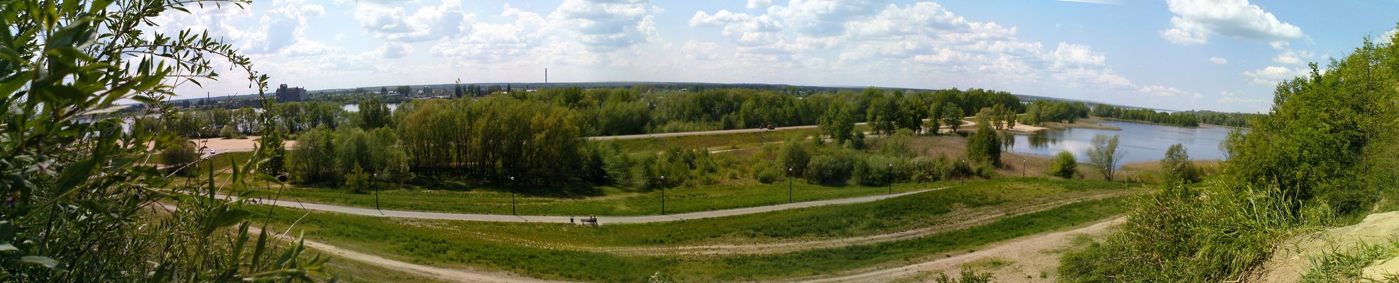 Widok z jaskini na skarpie
Niestety widać skutki łączenia amatorskim programem do robienia panoramy.
