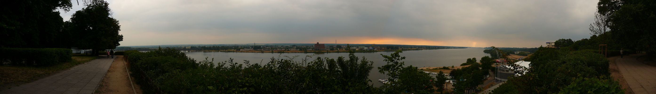 Wieczorem przy Katedrze
Jeden z najbardziej oklepanych, ale jednocześnie jeden z najładniejszych Płockich widoków.
Niestety zdjęcie nie jest w stanie pokazać tego klimatu. Kto nie był w Płocku i tego nie widział na własne oczy niech żałuje ;)
Słowa kluczowe: wzgórze tumskie amfiteatr katedra