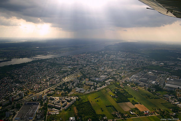 Blask od skrzydła
Zdjęcie zrobiłem podczas II Festynu Lotniczego w którym uczestniczyłem. Pierwszy raz miałem okazję skakać na Płockim lotnisku i latać samolotem nad tym cudownym miastem. Pogoda nam sprzyjała chociaż ta efektownie wyglądająca chmurka trochę nam dała popalić podczas lądowania :) na spadochronach. Dziękuję wszystkim uczestnikom festynu za wspaniałe przyjęcie :)
Słowa kluczowe: Płoc, chmura, skoki