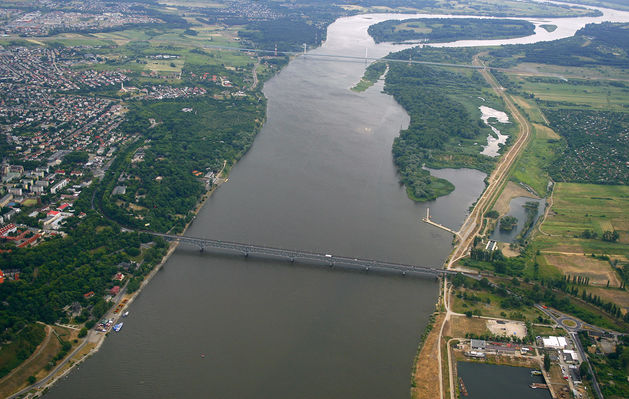 Płockie Mosty
Wreszcie Płock trochę odetchnął od natężenia ruchu drogowego. Nowy most z góry prezentuje się okazale. Bardzo przypomina mi Warszawskie mosty Świętokrzyski i Siekierkowski 
Słowa kluczowe: Mosty