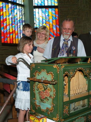 Kręcić każdy może
Podczas III Międzynarodowego Festiwalu Kataryniarzy po mszy na "Stanisławówce" i krótkim koncercie można było spróbować zagrać na katarynce.
Słowa kluczowe: katarynka festiwal