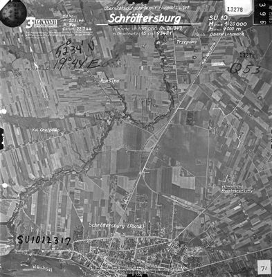 Schrottersburg (Plock - Płock) n.Karte 1:100 000 Gr.Bl.347, nGrandentz 15 ost 93481, 52.34'N 19.44'E
Natrafiłem na to zdjęcie przypadkowo na stronie http://www.wwii-photos-maps.com/ WWII Aerial Photos and Maps.
Ciekawie wygląda "vermutliche Platzbegrenzung" - "prawdopodobne ograniczenie miejsca" na terenie dzisisiejszego Orlenu:)
Słowa kluczowe: mapa płock zdjecie lotnicze schrottersburg