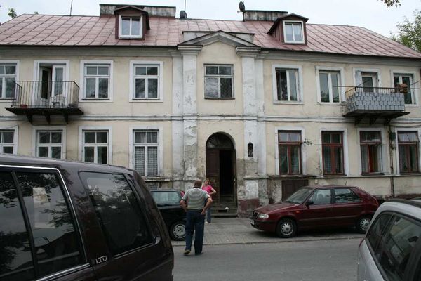 Kamienica Kwiatka 57
Budynek przy Kwiatka 57. Przed wojną przy Szerokiej. Należący do rodziny Mariańskich wykwaterowanych w latach 60 tych. Zasiedlony przez Urząd Miasta Płocka na podstawie komunistycznych przepisów. Ostatni zameldowani lokatorzy w 2006 roku. Jak widać przepisy wciąż żywe.
Słowa kluczowe: Kwiatka Szeroka odebrany wywłaszczony wywłaszczenie wykwaterowani zabrany