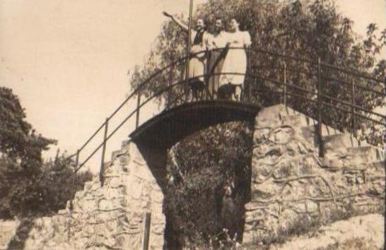 Płock, Borowiczki - mostek pod którym przejeżdżała kolejka do cukrowni.
Rok - jakoś tuż przed II Wojną Światową. Miejsce: Płock, Borowiczki - mostek pod którym przejeżdżała kolejka do cukrowni.
Osoby: - od lewej: Stefan i Zofia Borkowscy. Trzeciej osoby nie znam.
Słowa kluczowe: Borowiczki cukrownia Borkowski