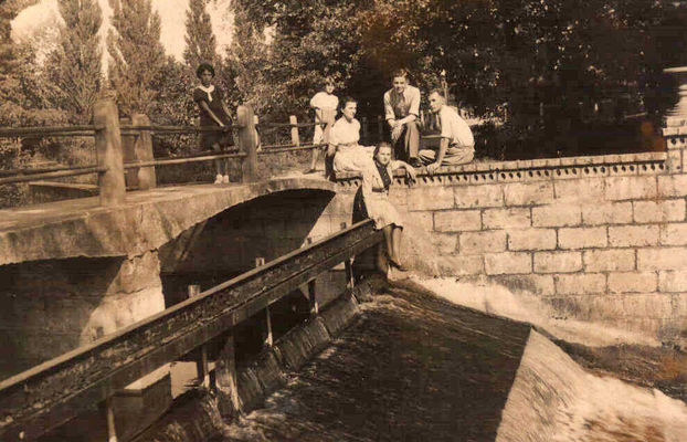 Śluza na strudze wypływającej ze stawu koło pałacyku fabrykanta - Borowiczki.
Zdjęcie najprawdopodobniej robione tuż przed II wojną światową. Nad samą wodą - Zofia Borkowska (wówczas jeszcze Żurek), nad nią Stefan Borkowski.. co do pozostałych osób - niestety nie wiem, kim są.
Słowa kluczowe: Borowiczki staw Borkowski piekarz
