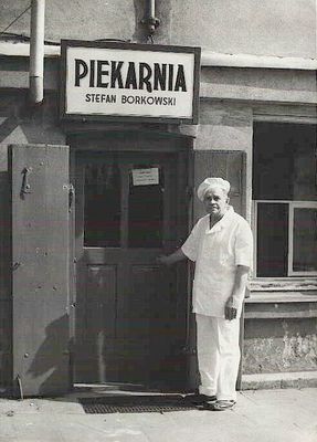 Stefan Borkowski - piekarz/właściciel piekarni w Borowiczkach (zdjęcie z lat 60-tych)
zapraszam i zachęcam do przeczytania krótkiego artykułu 'Historia piekarni w Borowiczkach' - [url]http://www.plock24.pl/fusion/readarticle.php?article_id=75[/url]
Słowa kluczowe: Borowiczki Borkowski piekarz piekarnia