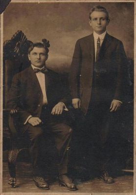 Zdjęcie z rodzinnego albumu
Zdjęcie pochodzi z rodzinnego albumu. Niestety nie ma opisu, kto się na nim znajduje.
Słowa kluczowe: album, nieznani