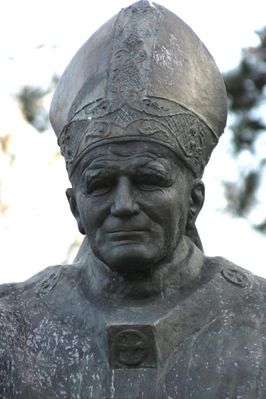Pomnik Jana Pawła II przy katedrze
