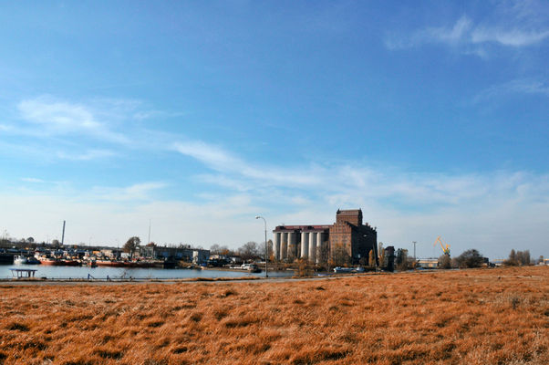 elewator z częścią portu
