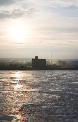 Elewator
pod  ostre zimowe słońce
