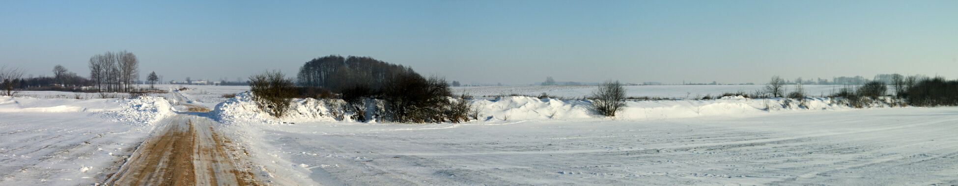 Ślady wąskotorówki
W miejscowości Męczenino wzdłuż pól, oraz w poprzek drogi Goślice-Ciółkówko, znajduje się nasyp kolejki wąskotorowej, prowadzącej od cukrowni w Borowiczach do (prawdopodobnie) Glinojecka. W Rogozinie bodajże była zwrotnica i kolejka odbijała do Bulkowa. 
Słowa kluczowe: nasyp kolejka męczenino