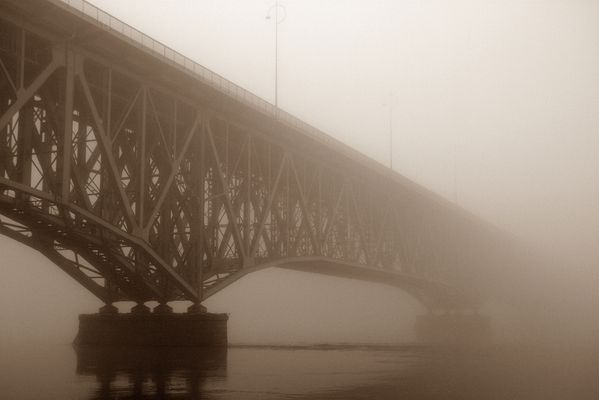 Widmo...
godz. 7.00, wrześniowa niedziela
Słowa kluczowe: most rzeka sepia