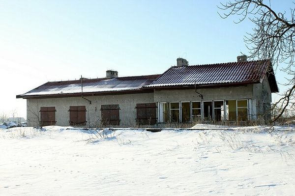 Stacja Męczenino
W tym miejscu znajdowała się stacja kolejki wąskotorowej, prowadzącej z cukrowni Borowiczki do Glinojecka. Ten budynek jest raczej późniejszej daty, ale prawdopodobnie zbudowany na fundamentach tamtej stacji.
Słowa kluczowe: stacja kolejka męczenino