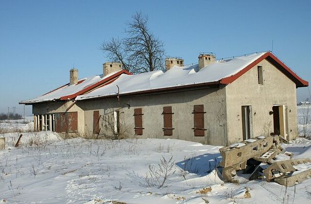 Stacja Męczenino
W tym miejscu znajdowała się stacja kolejki wąskotorowej, prowadzącej z cukrowni Borowiczki do Glinojecka. Ten budynek jest raczej późniejszej daty, ale prawdopodobnie zbudowany na fundamentach tamtej stacji.
Słowa kluczowe: stacja kolejka wąskotorowa