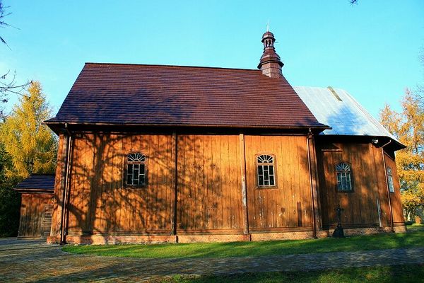 Kościół Parafialny pod wezwaniem Św. Marcina w Słupnie
Zbudowany w 1753r. na miejscu poprzedniego, również drewnianego. Konstrukcja zrębowa, oszalowany, na ceglanej podmurówce. Wewnątrz podział na nawy z trzema parami słupów. Interesujące wyposażenie wewnętrzne, malowidła na stropie wykonane przez Władysława Drapiewskiego.
Słowa kluczowe: kościół słupno