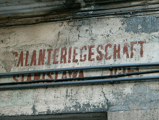 Poniemiecki napis
Nie wiem czy ktoś wie, ale jest jeszcze taki napis na jednej z płockich kamienic na ul. Królewieckiej.
