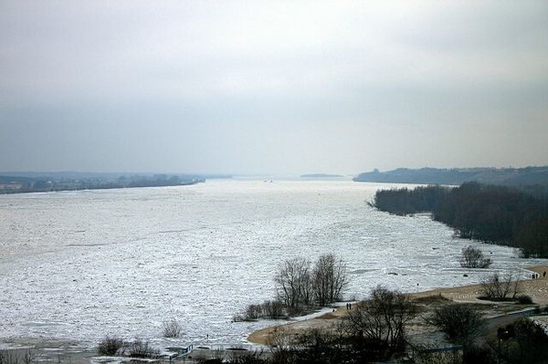 Wisła w Nowy Rok
A na horyzoncie dwa małe punkciki, to lodołamacze.
Słowa kluczowe: wisła rzeka zima