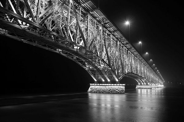 We mgle
Słowa kluczowe: aalleek most noc 