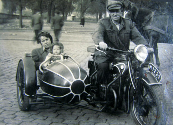 Ciotka Flakowa
Marki motoru nie jestem pewien, ale być może to BMW. 
