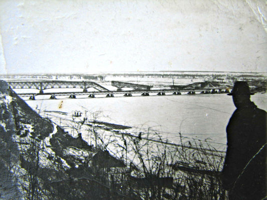 Zburzony nowy most i obok stary drewniany
