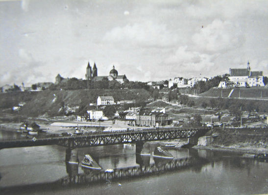 Stary, drewniany most 
