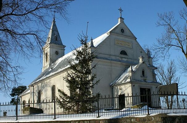 Kościół w Woźnikach
Parafia Woźniki mogła powstać w pierwszej połowie XIV wieku z fundacji Woźnickich herbu Ciołek, panów Woźnik i Ciołkowa. Kościół jest wzmiankowany w 1446 z okazji sporu rozsadzonego przed bp. płockim Pawłem Giżyckim. Inne akta pochodzą z 1461. W 1548 zbudowano nowy, drewniany kościół. Dalsze odnowienia miały miejsce w 1600 i 1780. W 1818 r stary kościół rozebrano a nowy pobudowano w 1819 z fundacji Michała Woźnickiego. Ta nowa świątynia otrzymała też nowy tytuł: św. Michała Archanioła.
Słowa kluczowe: woźniki kościół parafia