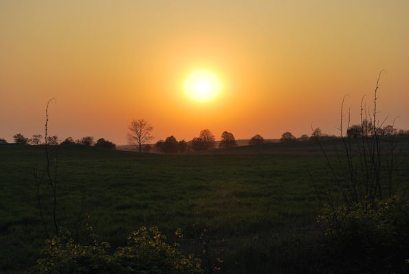Karwosieki - "Daleko od szosy"
Zdjęcie wykonane cyfrową lustrzanką jako jedno z moich pierwszych zdjęć takim aparatem.
Słowa kluczowe: zachód słońca