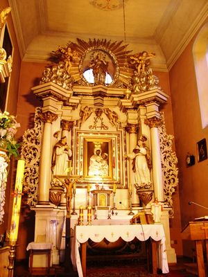 Ołtarz wraz z obrazem Matki Boskiej Siecieńskiej
Obraz Matki Boskiej Siecieńskiej z XVI w.,technika- tempera na desce, autor nieznany. Kult obrazu datuje się na początek XVIII w. W I połowie tego wieku powieszono wota.
