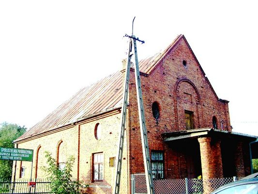  Zbór ewangelicki- Nowy Troszyn
Zbór ewangelicki zbudowany przed wojną, w 1939 r., w kościele odbyła się  jedna msza. Po wojnie przejęty przez kółko rolnicze, mieścił się w nim sklep. Z opowieści jednego z gospodarzy dowiedzieliśmy się wraz z kazetem, że kościół miał wieżyczkę. Kierownik kółka podczas zrzucania jej, spadł razem z nią na ziemię i odtąd otrzymał przydomek Obolewski, Obolski czy coś w tym stylu.
