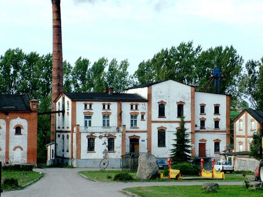 Gorzelnia Srebrna nad Wierzbicą
Gorzelnia pochodząca z końca XIX wieku należąca do majątku Srebrna. Nadal funkcjonująca, należąca dziś do prywatnego właściciela.
