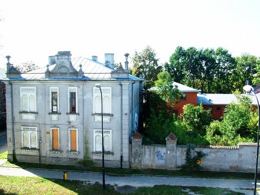 Kamienica przy Warszawskiej 2
Patrzyłem na nią przez 30 parę lat. Oprócz tego, że wybudowano ją w 1913 roku nic więcej nie znalazłem. Jeśli ktoś posiada jakiekolwiek informacje o tej kamienicy,to będę ogromnie wdzięczny.
