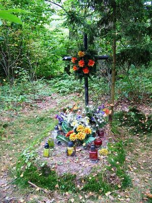 Mogiła dwóch jeńców w Maszewie/Mańkowie- Las Brwilno
Mogiła znajduje się w lesie Brwilno. W grobie leży dwóch jeńców wojennych (studenci z Łodzi), którzy po ucieczce z obozu wracali przez te tereny. W tym czasie praktycznie większość Maszewa zamieszkiwali Niemcy (spolszczeni). Kiedy nastawała noc poszli do najbliższego domostwa z prośbą o pomoc i jedzenie. Niestety ,,przyjazny polak" okazał się faszystą. Dał jeść i powiedział, że w lesie jest szałas i tam mogą przenocować. Wyprowadził studentów do lasu a następnie bestialsko ich zamordował. 
