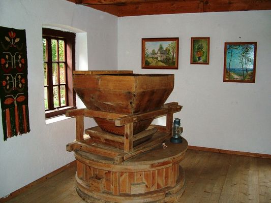 Wnętrze młyna Gąsewo
Wewnątrz młyna znajduje się muzeum wsi. Na ścianach wiszą prace właścicielki.
