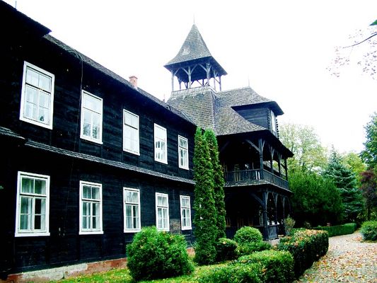 Jesienna Antoniówka
Przedwojenny dom wypoczynkowy  Wyższego Seminarium Duchownego w Płocku. Zbudowany w latach 1926-27 wg projektu Stefan Szyller (człowiek, który przeprowadził ostatnią  przebudowę płockiej katedry) Nazwa Antoniówka nadana była na część fundatora arcybiskupa Antoniego Juliana Nowowiejskiego. Na terenie znajdują się również przedwojenne budynki gospodarcze oraz park.
