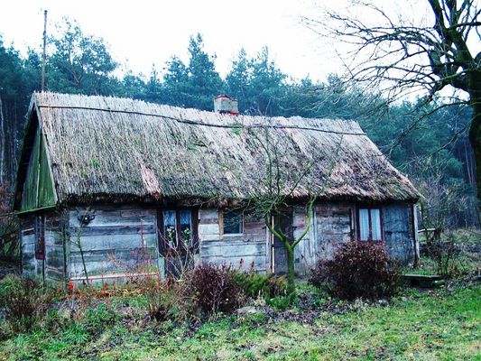 Chałupa w Ulaszewie o zachodzie 
Dom pochodzi z samego początku XX wieku. Podzielony na dwie części, z przodu mieszkalną a z tyłu gospodarczą.
