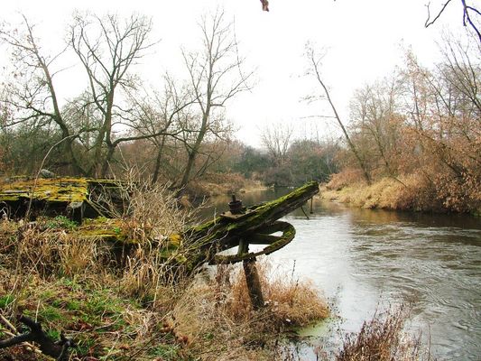 Jesień w Bądkowie - Rochny
Pozostałości po młynie wodnym w Bądkowie - Rochny na rzece Skrwa. Młyn powstał w 1911 roku, wyposażony był w walec niemieckiej firmy Carl-Kuhl. W latach świetności koło młyńskie wymienione było na turbinę wodną. Młyn zakończył działalność w 1978 roku. W pobliżu młyna znajdują się szczątki drewnianego domu młynarza oraz stara stodoła.
