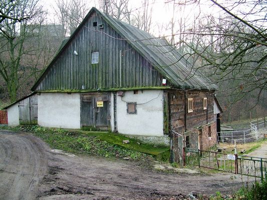 Młyn wodny w Wyszynie jesienią
Młyn wodny w Wyszynie na rzece Wierzbica pochodzi z drugiej połowy XIX wieku (przypuszczalnie lata 70te). Drewniany, 3 kondygnacyjny, wykonany w technologi konstrukcji zrębowej.Powierzchnia 160m2. 
Wyposażony w walce firmy Hartwig. W pobliżu młyna znajduje się dawny dom młynarza. 
