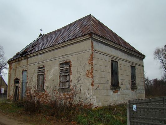 Kościół ewangelicki - Nowe Wymyśle
Kościół wybudowany w 1864 roku z funduszy Michaela Lotera, który był najbogatszym mieszkańcem Wymyśla. Podczas I wojny światowej dach kościoła zostaje wykorzystany do wzmocnienia okopów dla wojsk niemieckich. W 1924 roku zostaje odremontowany. Budynek jednokondygnacyjny, dwudzielny. Jedna część stanowi chór, a pod nim sień, schody i pomieszczenie biblioteczne. W drugiej części (głównej) odbywały się nabożeństwa. Obecnie opuszczony, niszczeje.
